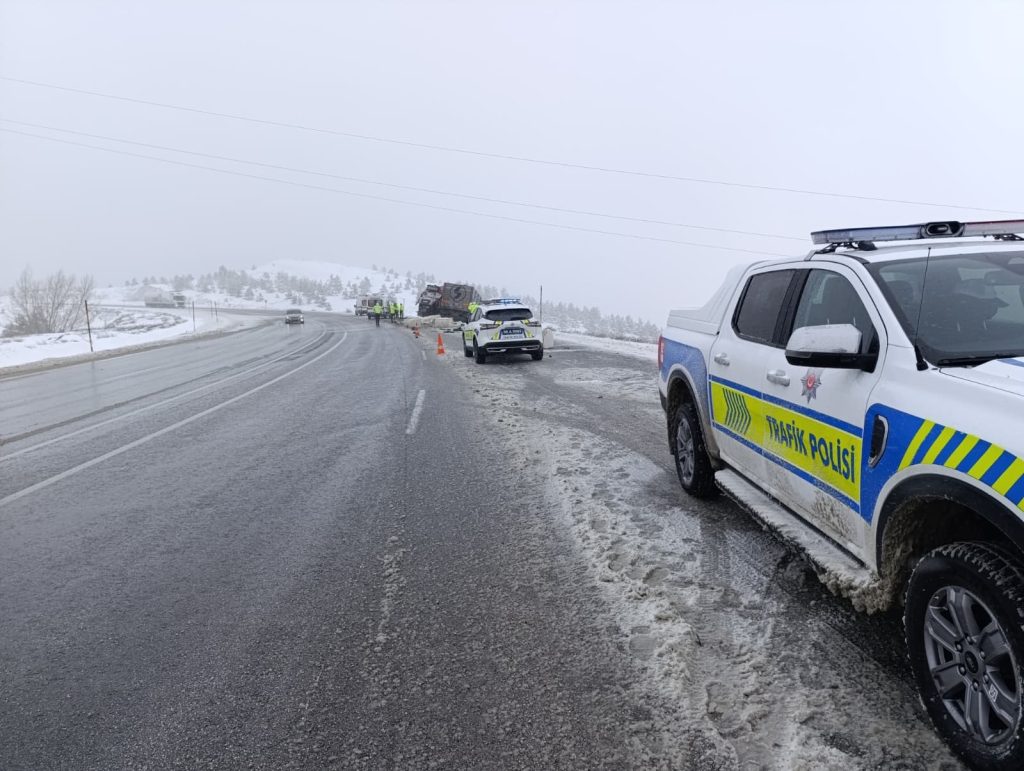 Sivas’ta Çamlıbel Geçidi’nde Feci Tır Kazası: 1 Ölü, 2 Ağır Yaralı AW650176 02 | Gündem Sivas™ Haber
