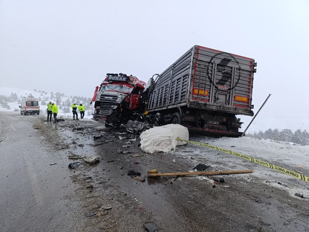 Sivas’ta Çamlıbel Geçidi’nde Feci Tır Kazası: 1 Ölü, 2 Ağır Yaralı AW650176 03 | Gündem Sivas™ Haber
