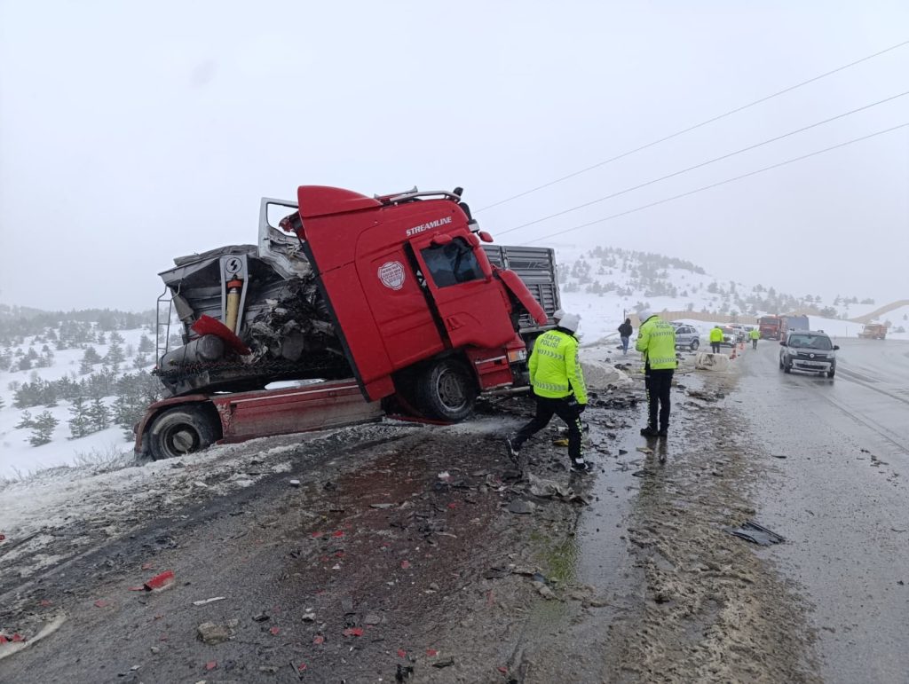 Sivas’ta Çamlıbel Geçidi’nde Feci Tır Kazası: 1 Ölü, 2 Ağır Yaralı AW650176 04 | Gündem Sivas™ Haber