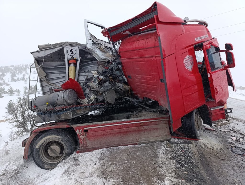 Sivas’ta Çamlıbel Geçidi’nde Feci Tır Kazası: 1 Ölü, 2 Ağır Yaralı AW650176 05 | Gündem Sivas™ Haber