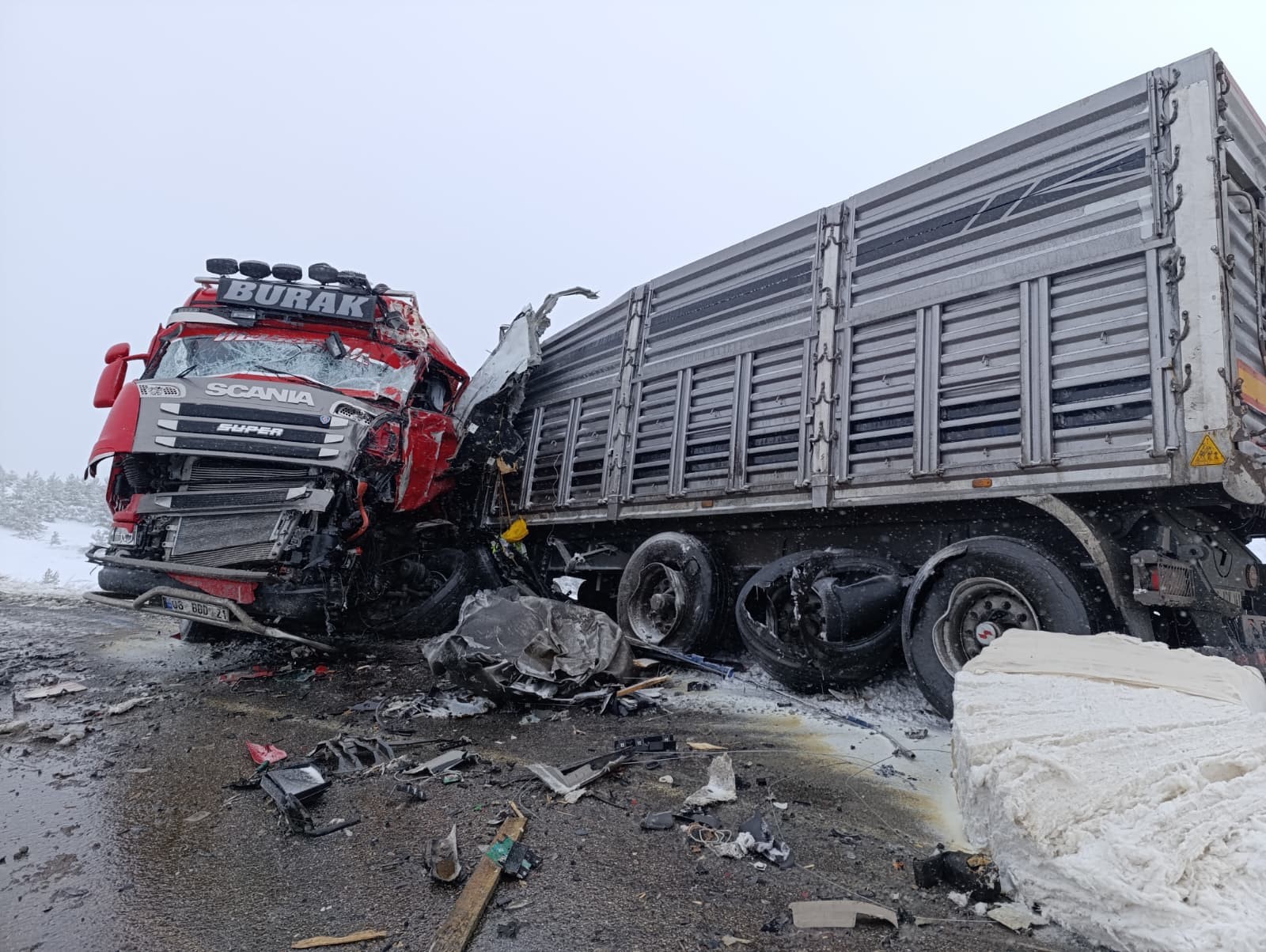 Sivas’ta Çamlıbel Geçidi’nde Feci Tır Kazası: 1 Ölü, 2 Ağır Yaralı