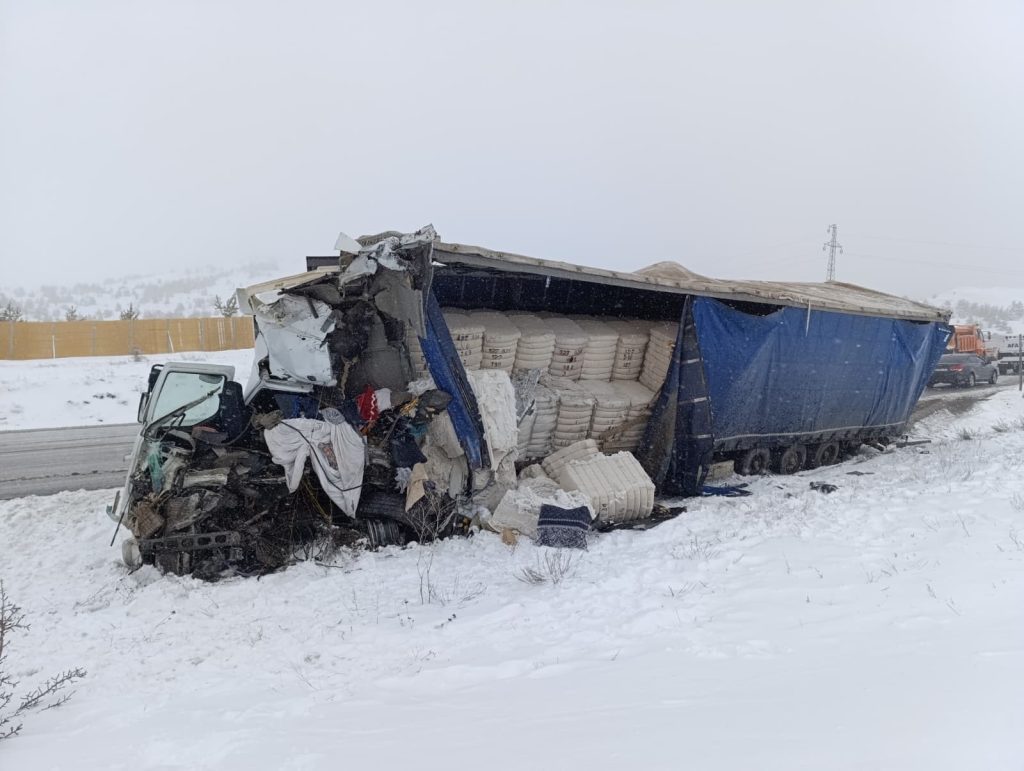 Sivas’ta Çamlıbel Geçidi’nde Feci Tır Kazası: 1 Ölü, 2 Ağır Yaralı AW650176 08 | Gündem Sivas™ Haber