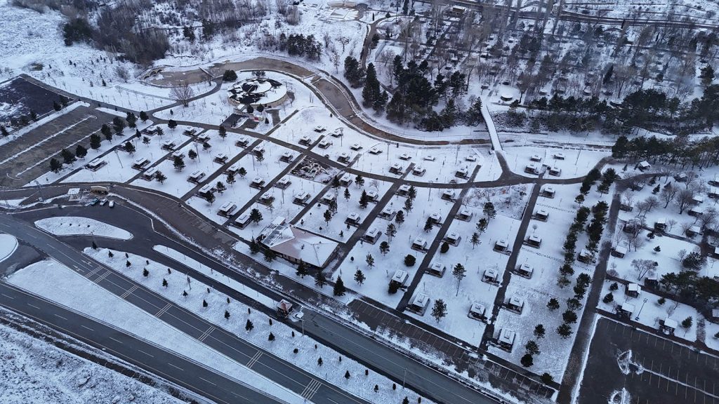 Sivas’ta Beklenen Kar Yağışı Başladı: Kent Beyaza Büründü, Paşabahçe Masalsı Görüntülere Sahne Oldu