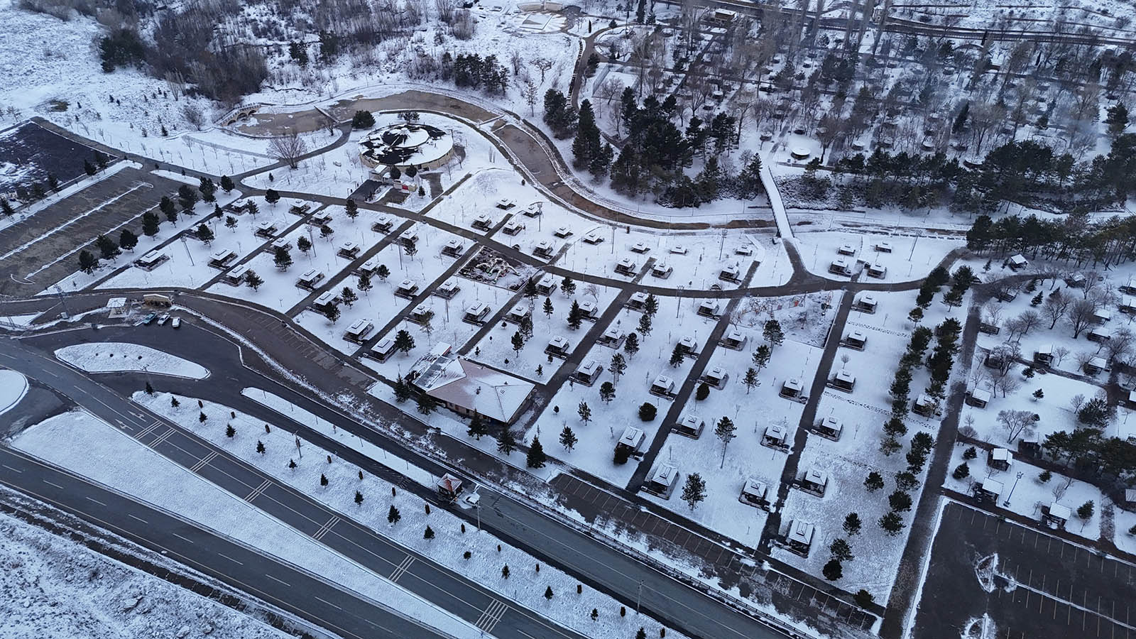 Sivas’ta Beklenen Kar Yağışı Başladı: Kent Beyaza Büründü, Paşabahçe Masalsı Görüntülere Sahne Oldu
