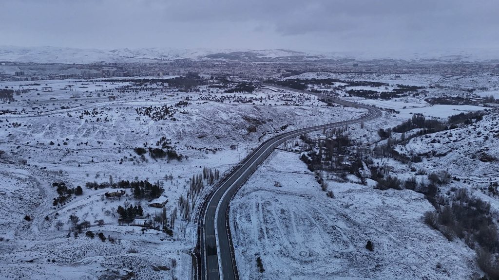 Sivas’ta Beklenen Kar Yağışı Başladı: Kent Beyaza Büründü, Paşabahçe Masalsı Görüntülere Sahne Oldu AW650259 03 | Gündem Sivas™ Haber