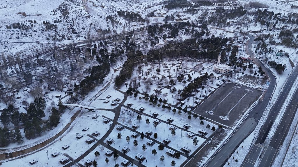 Sivas’ta Beklenen Kar Yağışı Başladı: Kent Beyaza Büründü, Paşabahçe Masalsı Görüntülere Sahne Oldu AW650259 04 | Gündem Sivas™ Haber