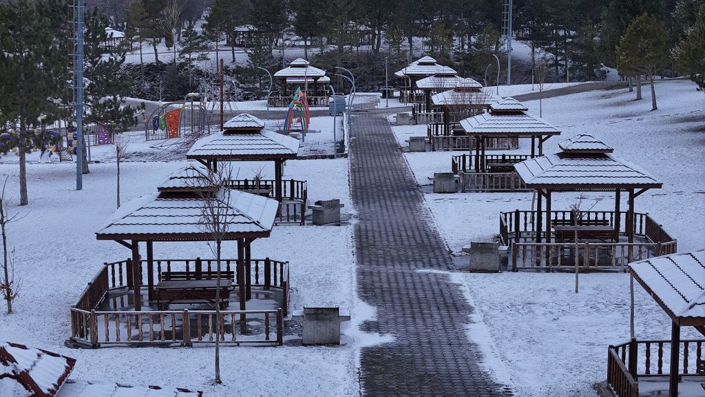 Sivas’ta Beklenen Kar Yağışı Başladı: Kent Beyaza Büründü, Paşabahçe Masalsı Görüntülere Sahne Oldu AW650259 06 | Gündem Sivas™ Haber