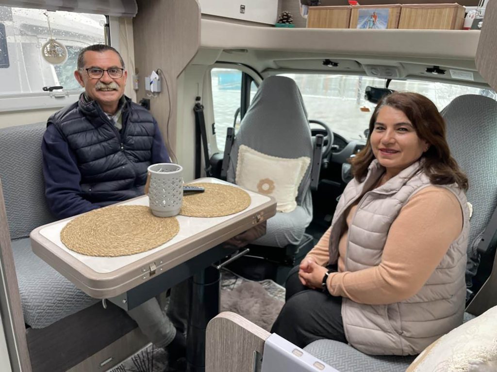 50 Yıllık Gurbet Hasreti Karavanla Son Buldu: Almanya’dan Türkiye’ye Uzanan Emeklilik Yolculuğu AW650287 04 1 | Gündem Sivas™ Haber