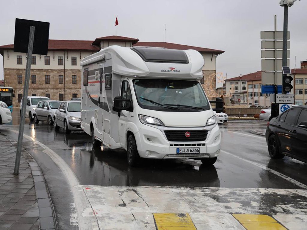 50 Yıllık Gurbet Hasreti Karavanla Son Buldu: Almanya’dan Türkiye’ye Uzanan Emeklilik Yolculuğu AW650287 06 | Gündem Sivas™ Haber