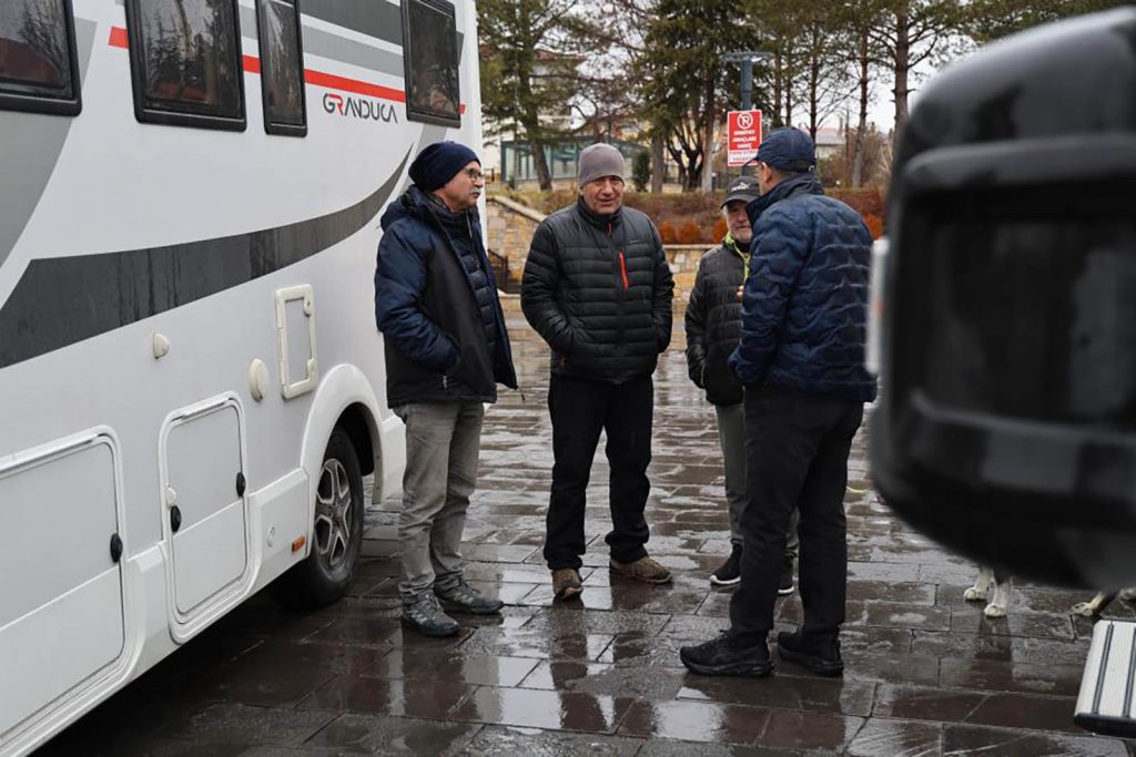 50 Yıllık Gurbet Hasreti Karavanla Son Buldu: Almanya’dan Türkiye’ye Uzanan Emeklilik Yolculuğu AW650287 07 | Gündem Sivas™ Haber