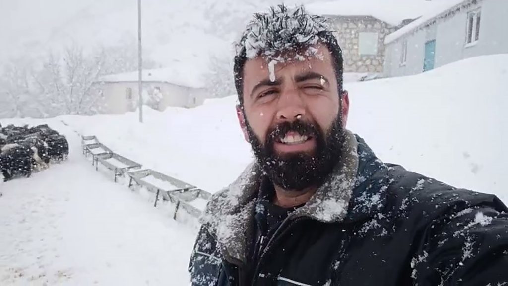 Divriği’de Yarım Metre Kar Engel Olamadı: İnatçı Keçiler Ağıllarına Ulaşmayı Başardı AW650432 03 | Gündem Sivas™ Haber