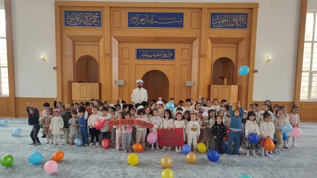Sivas’ta Minik Kalpler Ramazan’ı Camide Yaşadı: Uğur Böceği Anaokulu’ndan Anlamlı Ziyaret Sivas’ta Minik Kalpler Ramazan’ı Camide Yaşadı: Uğur Böceği Anaokulu’ndan Anlamlı Ziyaret