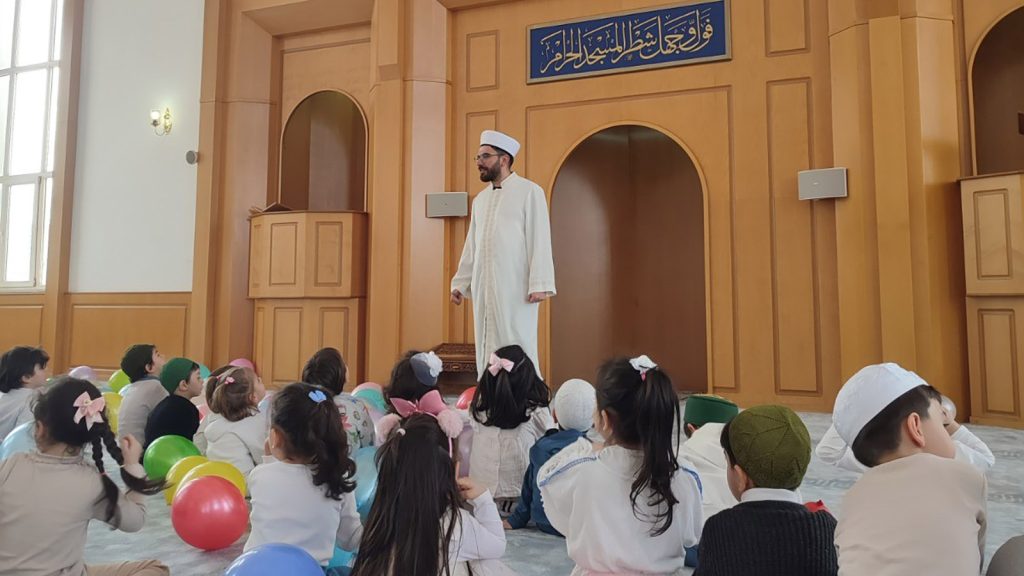 Sivas’ta Minik Kalpler Ramazan’ı Camide Yaşadı: Uğur Böceği Anaokulu’ndan Anlamlı Ziyaret AW650531 02 | Gündem Sivas™ Haber