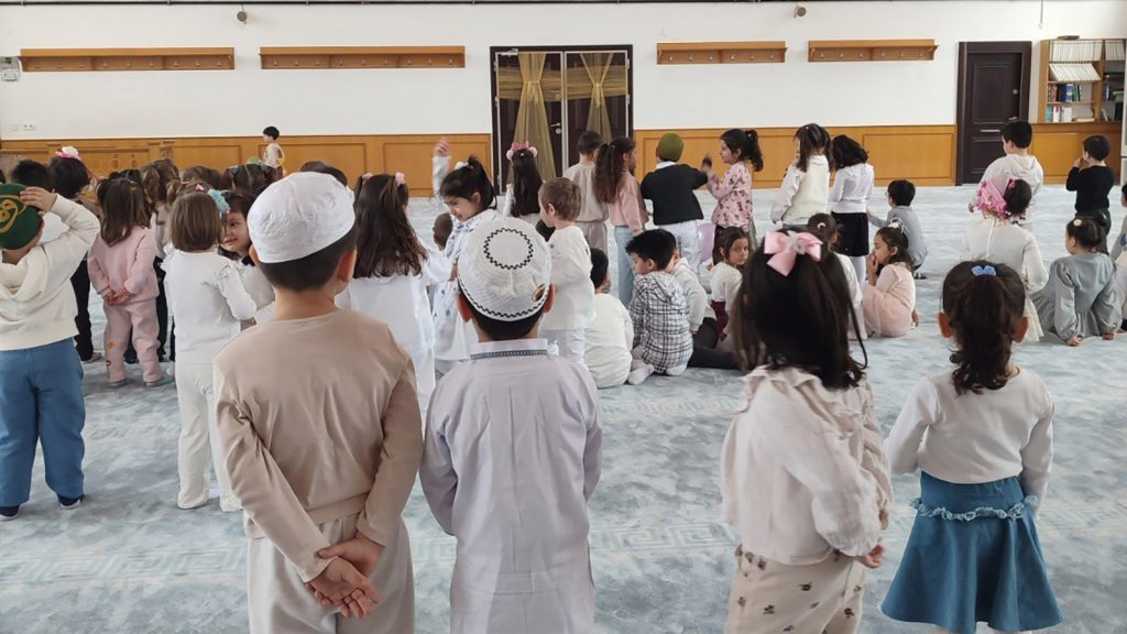 Sivas’ta Minik Kalpler Ramazan’ı Camide Yaşadı: Uğur Böceği Anaokulu’ndan Anlamlı Ziyaret AW650531 03 | Gündem Sivas™ Haber