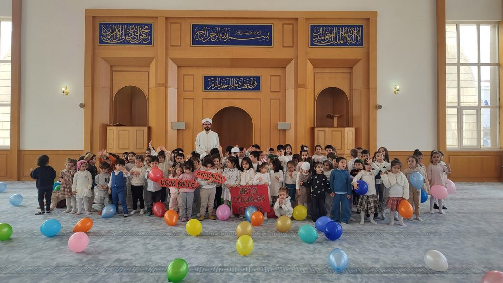 Sivas’ta Minik Kalpler Ramazan’ı Camide Yaşadı: Uğur Böceği Anaokulu’ndan Anlamlı Ziyaret AW650531 04 | Gündem Sivas™ Haber