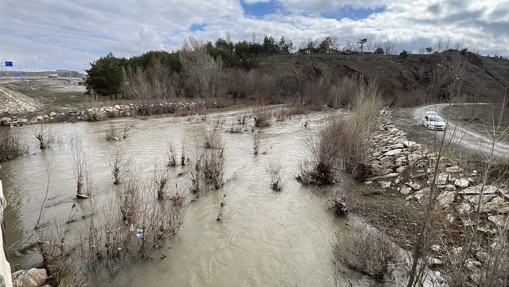Sivas’ta 9 Yıl Sonra Yeniden Coştu: Koru Nehri Karların Erimesiyle Hayat Buldu AW650953 04 | Gündem Sivas™ Haber