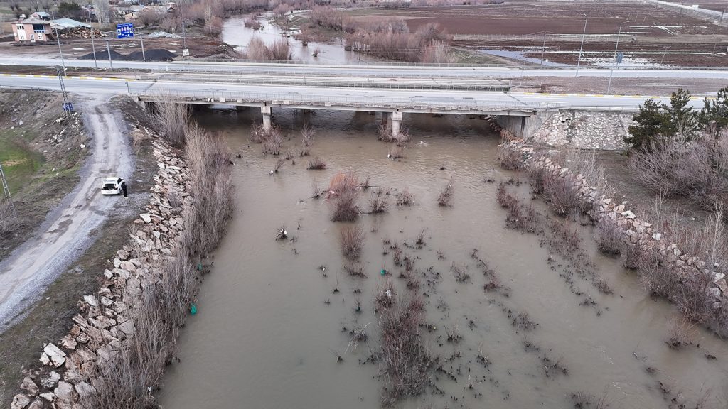 Sivas’ta 9 Yıl Sonra Yeniden Coştu: Koru Nehri Karların Erimesiyle Hayat Buldu AW650953 10 | Gündem Sivas™ Haber