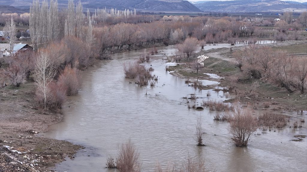Sivas’ta 9 Yıl Sonra Yeniden Coştu: Koru Nehri Karların Erimesiyle Hayat Buldu AW650953 11 | Gündem Sivas™ Haber