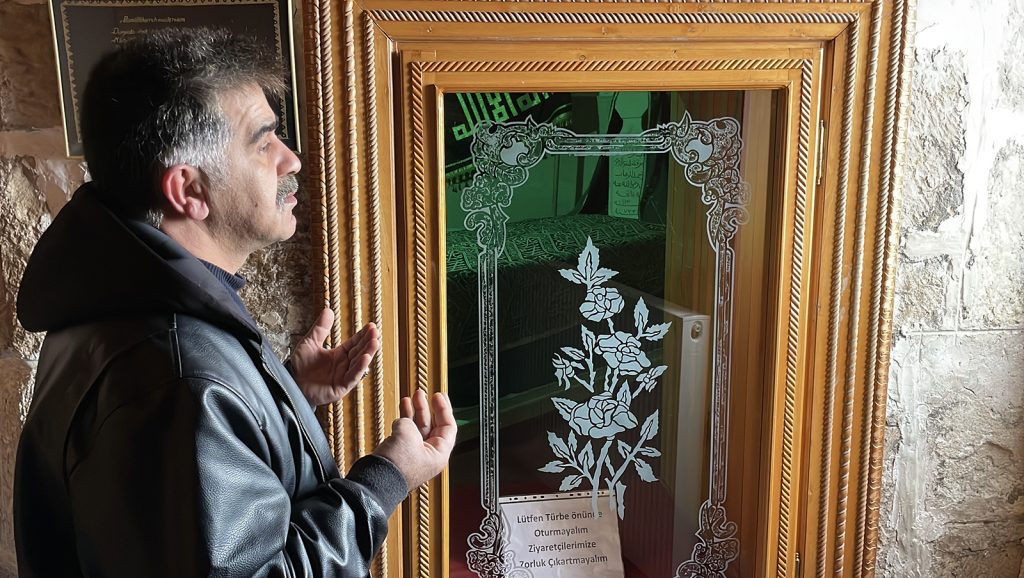 Sivas’ta Ramazan Coşkusu: Yukarı Tekke Camisi ve Abdulvahabi Gazi Türbesine Yoğun Ziyaret AW651214 05 | Gündem Sivas™ Haber