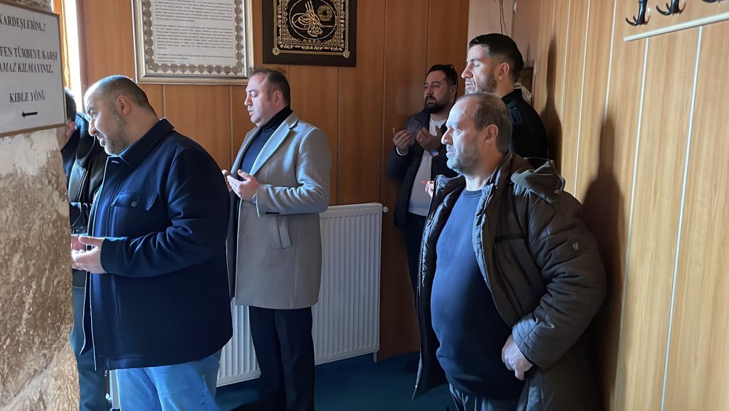 Sivas’ta Ramazan Coşkusu: Yukarı Tekke Camisi ve Abdulvahabi Gazi Türbesine Yoğun Ziyaret AW651214 08 | Gündem Sivas™ Haber