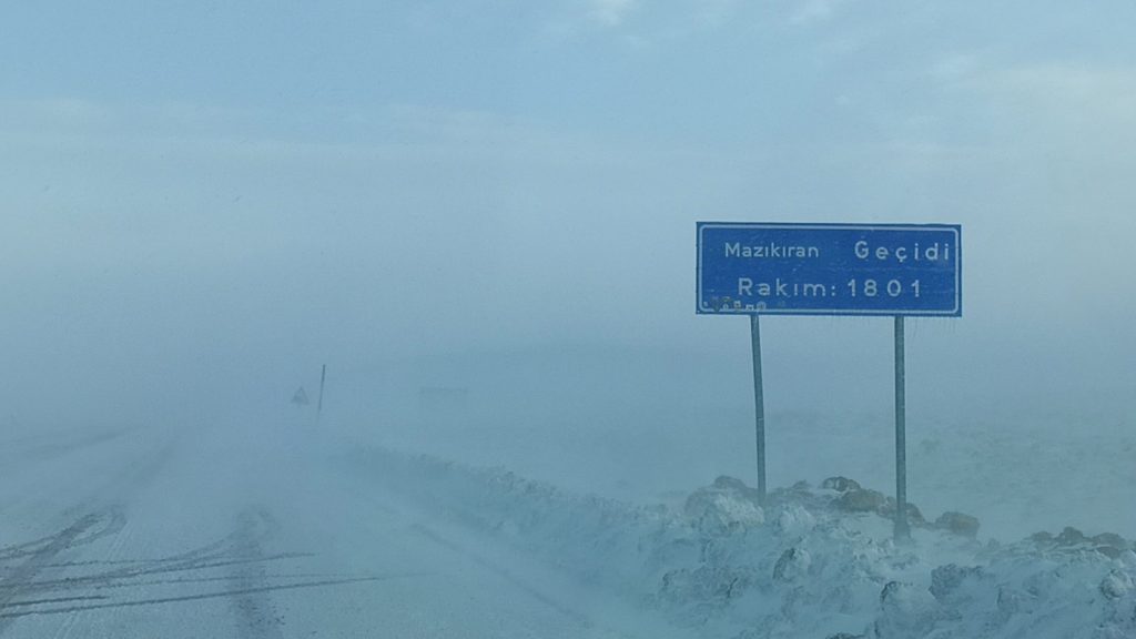 Sivas’ta Yoğun Kar ve Tipi Ulaşımı Felç Etti: Gürün’de Kilometrelerce Tır Kuyruğu Oluştu AW651351 02 | Gündem Sivas™ Haber