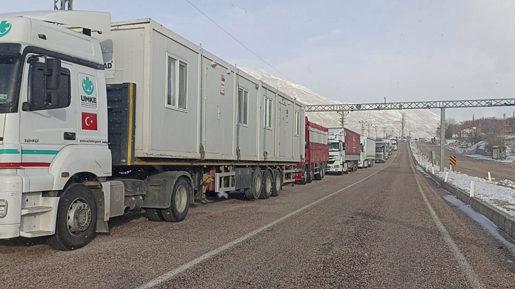 Sivas’ta Yoğun Kar ve Tipi Ulaşımı Felç Etti: Gürün’de Kilometrelerce Tır Kuyruğu Oluştu Sivas’ta Yoğun Kar ve Tipi Ulaşımı Felç Etti: Gürün’de Kilometrelerce Tır Kuyruğu Oluştu