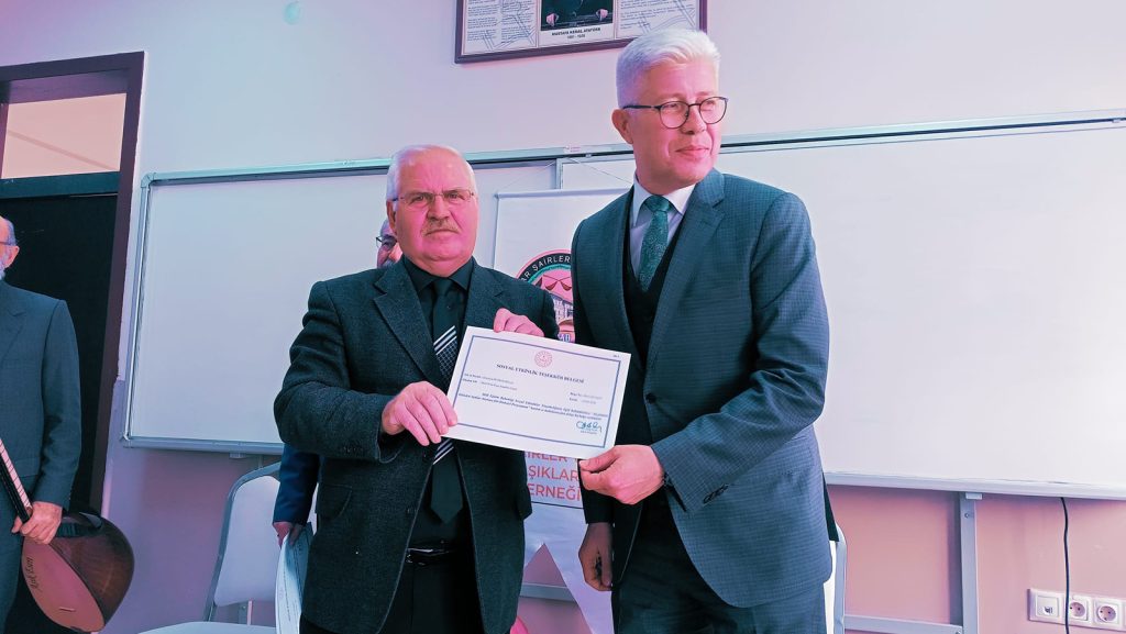 Sivas’ta Gençler Âşıklık Geleneğiyle Buluştu: Halil Rıfat Paşa Anadolu Lisesi’nde Şiir ve Müzik Programı Yoğun İlgi Gördü SIYSAD 3 | Gündem Sivas™ Haber