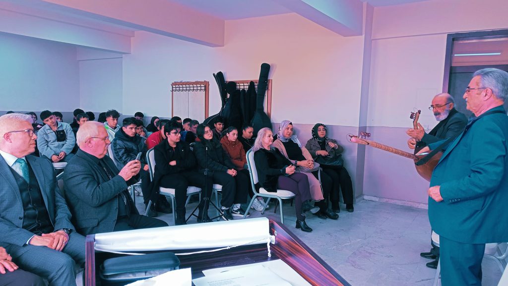 Sivas’ta Gençler Âşıklık Geleneğiyle Buluştu: Halil Rıfat Paşa Anadolu Lisesi’nde Şiir ve Müzik Programı Yoğun İlgi Gördü SIYSAD 5 | Gündem Sivas™ Haber
