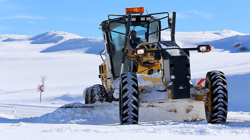 Sivas’ta Kar ve Tipi Alarmı: Kapalı Köy Yolu Sayısı 597’den 396’ya Düştü, Ekipler Seferber Oldu Sivas’ta Kar ve Tipi Alarmı: Kapalı Köy Yolu Sayısı 597’den 396’ya Düştü, Ekipler Seferber Oldu