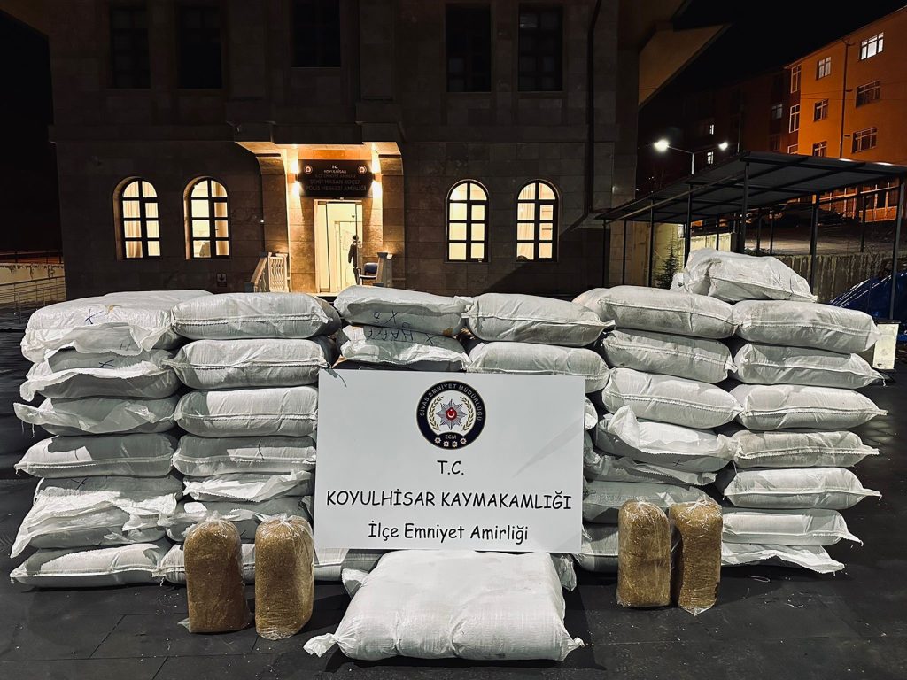 Sivas’ta D-100 Karayolu’nda Dev Kaçak Tütün Operasyonu: 1 Ton 337 Kilogram Kıyılmış Tütün Ele Geçirildi