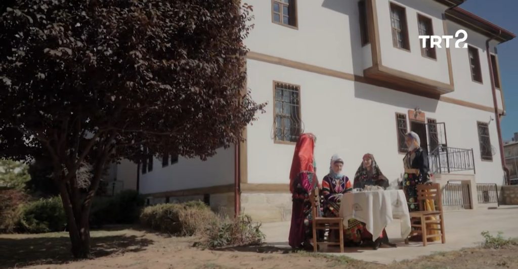 Sivas Yöresel Giyim Kuşam Kültürü TRT 2’de: Anadolu’nun Mirası Ekranlara Taşınıyor Sivas Yöresel Giyim Kuşam Kültürü TRT 2’de: Anadolu’nun Mirası Ekranlara Taşınıyor