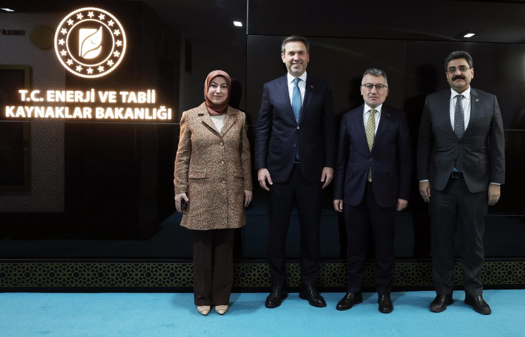 Kangal Termik Santrali İçin Kritik Toplantı: Bakan Bayraktar, Sivas Milletvekilleriyle Süreci Masaya Yatırdı Kangal Termik Santrali İçin Kritik Toplantı: Bakan Bayraktar, Sivas Milletvekilleriyle Süreci Masaya Yatırdı