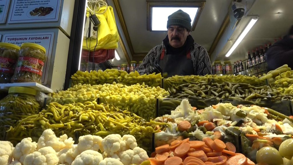 Sivas’ta Ramazan Bereketi: Muşmuladan Kiraza 35 Çeşit Turşu Tezgâhlarda, Kuyruklar Uzadı