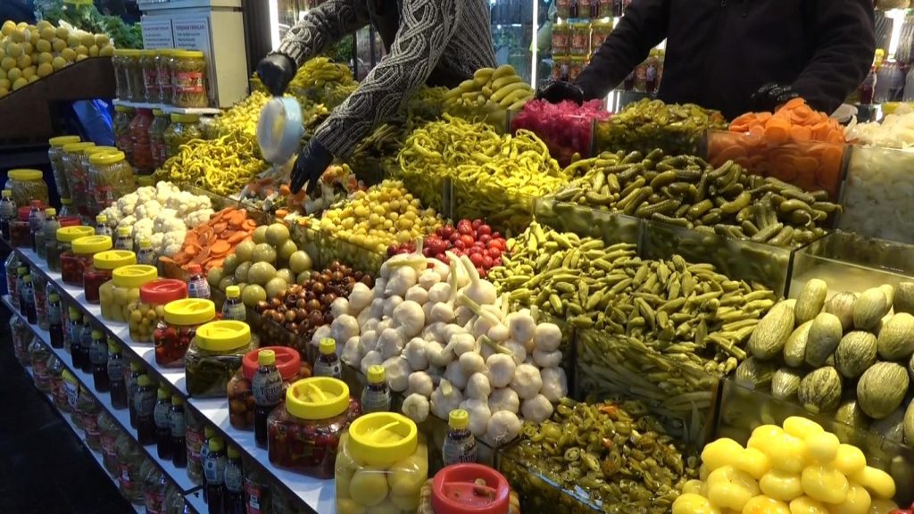 Sivas’ta Ramazan Bereketi: Muşmuladan Kiraza 35 Çeşit Turşu Tezgâhlarda, Kuyruklar Uzadı AW652853 03 | Gündem Sivas™ Haber