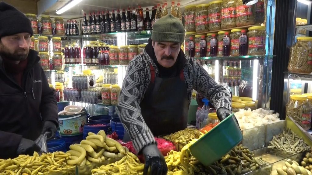 Sivas’ta Ramazan Bereketi: Muşmuladan Kiraza 35 Çeşit Turşu Tezgâhlarda, Kuyruklar Uzadı AW652853 04 | Gündem Sivas™ Haber