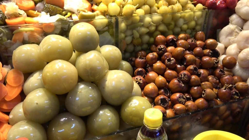 Sivas’ta Ramazan Bereketi: Muşmuladan Kiraza 35 Çeşit Turşu Tezgâhlarda, Kuyruklar Uzadı AW652853 05 | Gündem Sivas™ Haber