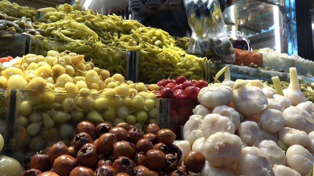 Sivas’ta Ramazan Bereketi: Muşmuladan Kiraza 35 Çeşit Turşu Tezgâhlarda, Kuyruklar Uzadı AW652853 06 | Gündem Sivas™ Haber