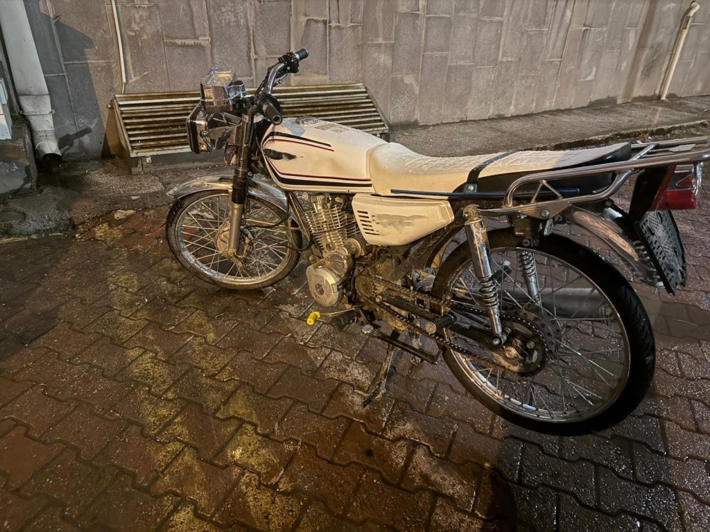 Gemerek’te Motosiklet Hırsızlığı Operasyonu: 2 Şüpheli Tutuklandı, Çalıntı Araç Sahibine Teslim Edildi Gemerek’te Motosiklet Hırsızlığı Operasyonu: 2 Şüpheli Tutuklandı, Çalıntı Araç Sahibine Teslim Edildi