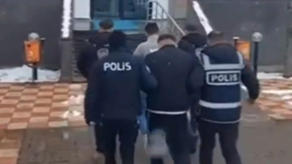 Gemerek’te Motosiklet Hırsızlığı Operasyonu: 2 Şüpheli Tutuklandı, Çalıntı Araç Sahibine Teslim Edildi AW652949 02 | Gündem Sivas™ Haber