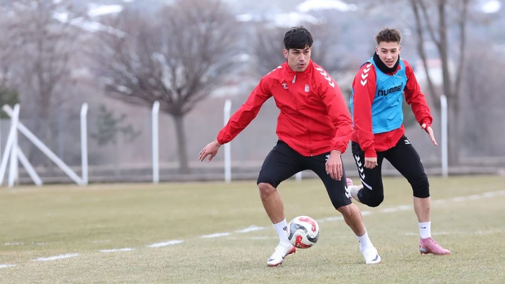 Özbelsan Sivasspor, Ankara Keçiörengücü Maçı İçin Sahaya İndi: Yiğidolar 29. Hafta Hazırlıklarına Başladı Özbelsan Sivasspor, Ankara Keçiörengücü Maçı İçin Sahaya İndi: Yiğidolar 29. Hafta Hazırlıklarına Başladı