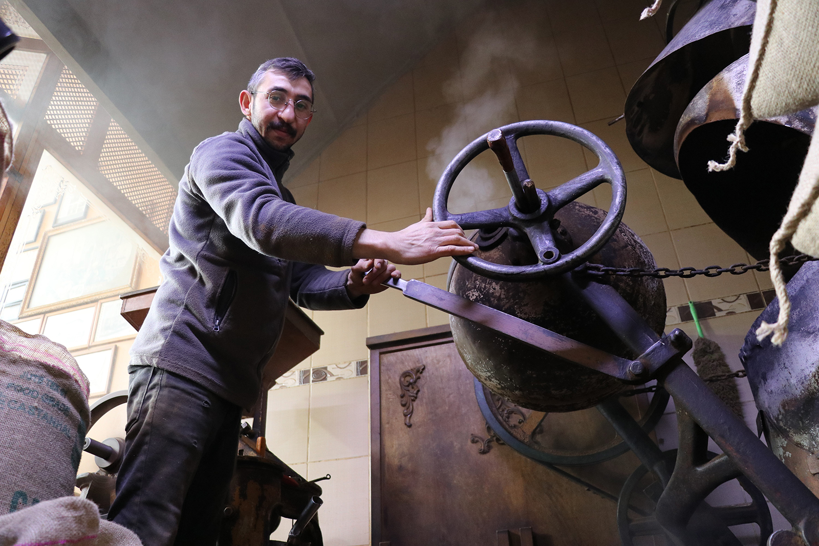 Sivas’ta 100 Yıllık Kahve Geleneği: Taş Değirmen ve Antika Kavurma Makinesiyle Üretilen Eşsiz Lezzet