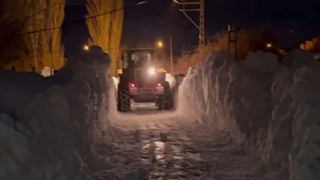 Sivas’ta Kar Kalınlığı Rekor Kırdı: Beypınar Köyü’nde Kar İş Makinelerinin Boyunu Aştı Sivas’ta Kar Kalınlığı Rekor Kırdı: Beypınar Köyü’nde Kar İş Makinelerinin Boyunu Aştı