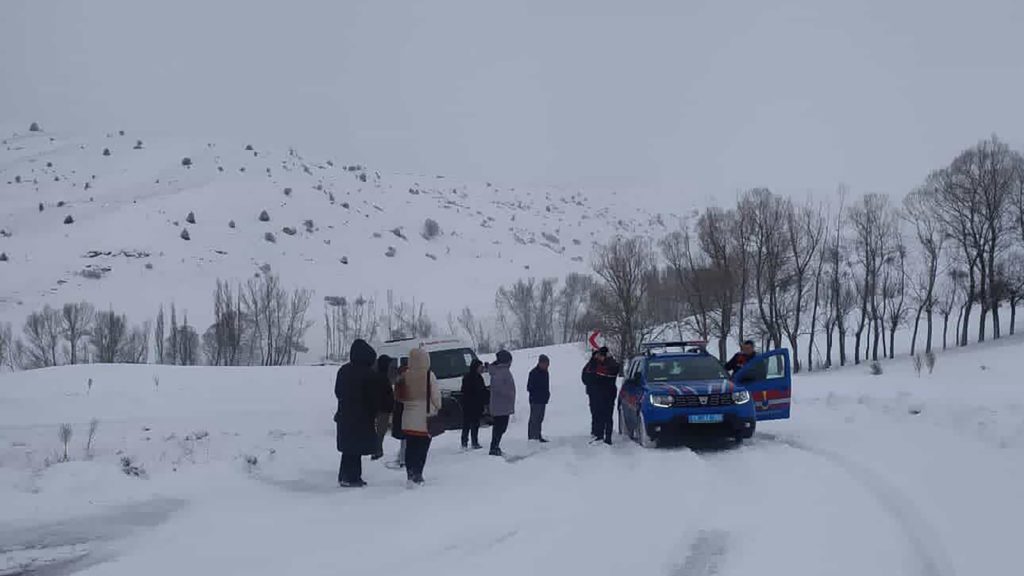 Sivas’ta Kar Ulaşımı Felç Etti: Köy Okuluna Gitmek İsteyen Öğretmenler Yolda Kaldı, Jandarma Yardıma Koştu Sivas’ta Kar Ulaşımı Felç Etti: Köy Okuluna Gitmek İsteyen Öğretmenler Yolda Kaldı, Jandarma Yardıma Koştu