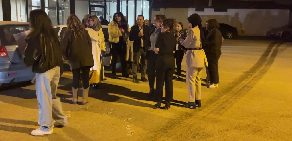 Sivas’ta Doktora Unutulmaz Veda! “Aracına Tır Çarptı” Dediler, Davul-Zurna ile Uğurladılar Sivas’ta Doktora Unutulmaz Veda! “Aracına Tır Çarptı” Dediler, Davul-Zurna ile Uğurladılar