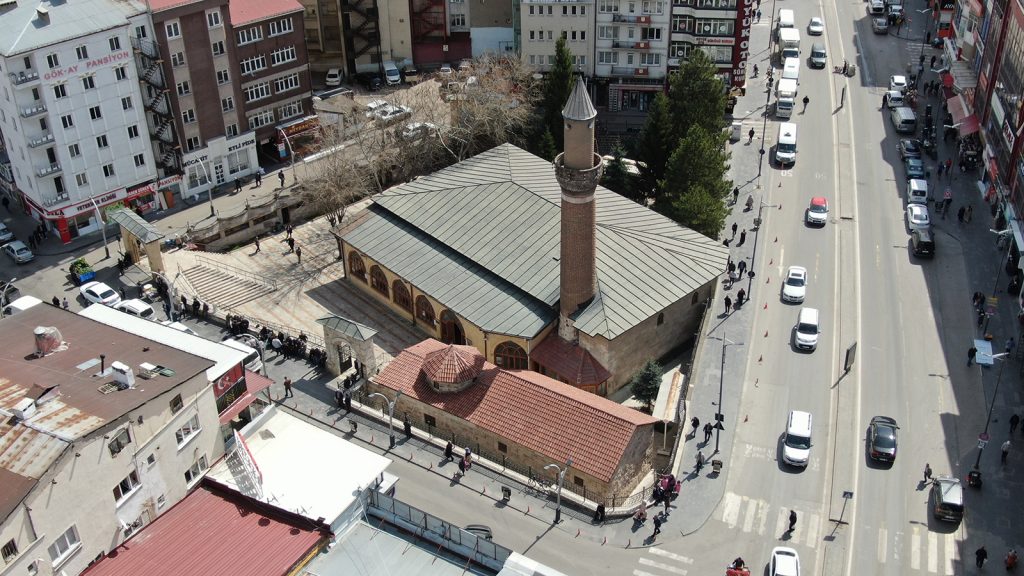 Sivas’ta Ramazan Yoğunluğu: Üç Şems’ten Biri Olan Şemseddin Sivasi Hazretlerinin Türbesi Ziyaretçi Akınına Uğruyor Sivas’ta Ramazan Yoğunluğu: Üç Şems’ten Biri Olan Şemseddin Sivasi Hazretlerinin Türbesi Ziyaretçi Akınına Uğruyor