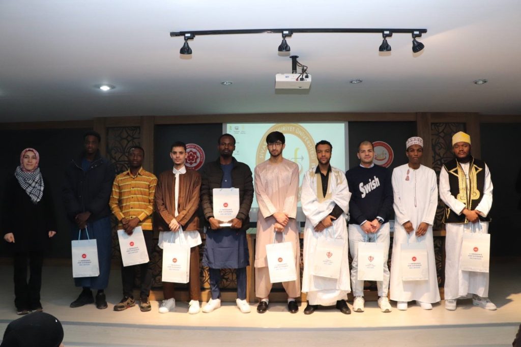 Sivas’ta Uluslararası Kur’an-ı Kerim Tilavet Yarışması: 8 Ülkeden Öğrenciler Aynı Sahnedeydi Sivas’ta Uluslararası Kur’an-ı Kerim Tilavet Yarışması: 8 Ülkeden Öğrenciler Aynı Sahnedeydi