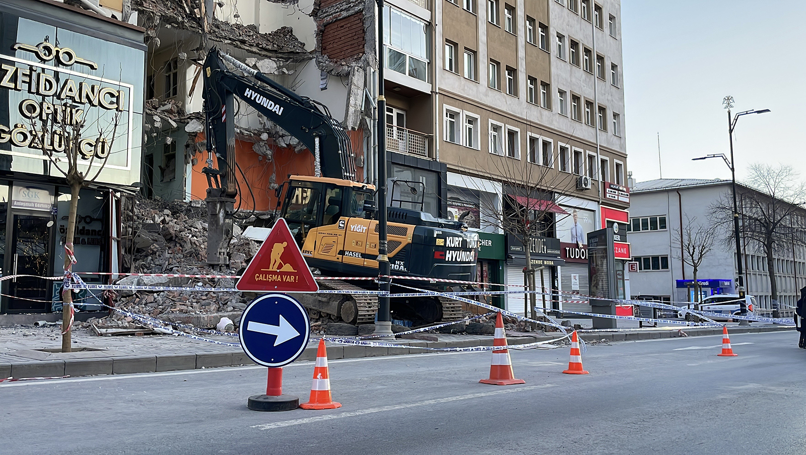 Sivas’ta Yıkım Çalışması Paniğe Neden Oldu: Yan Binanın Kolonları Hasar Gördü, 21 Daireli Bina Tahliye Edildi