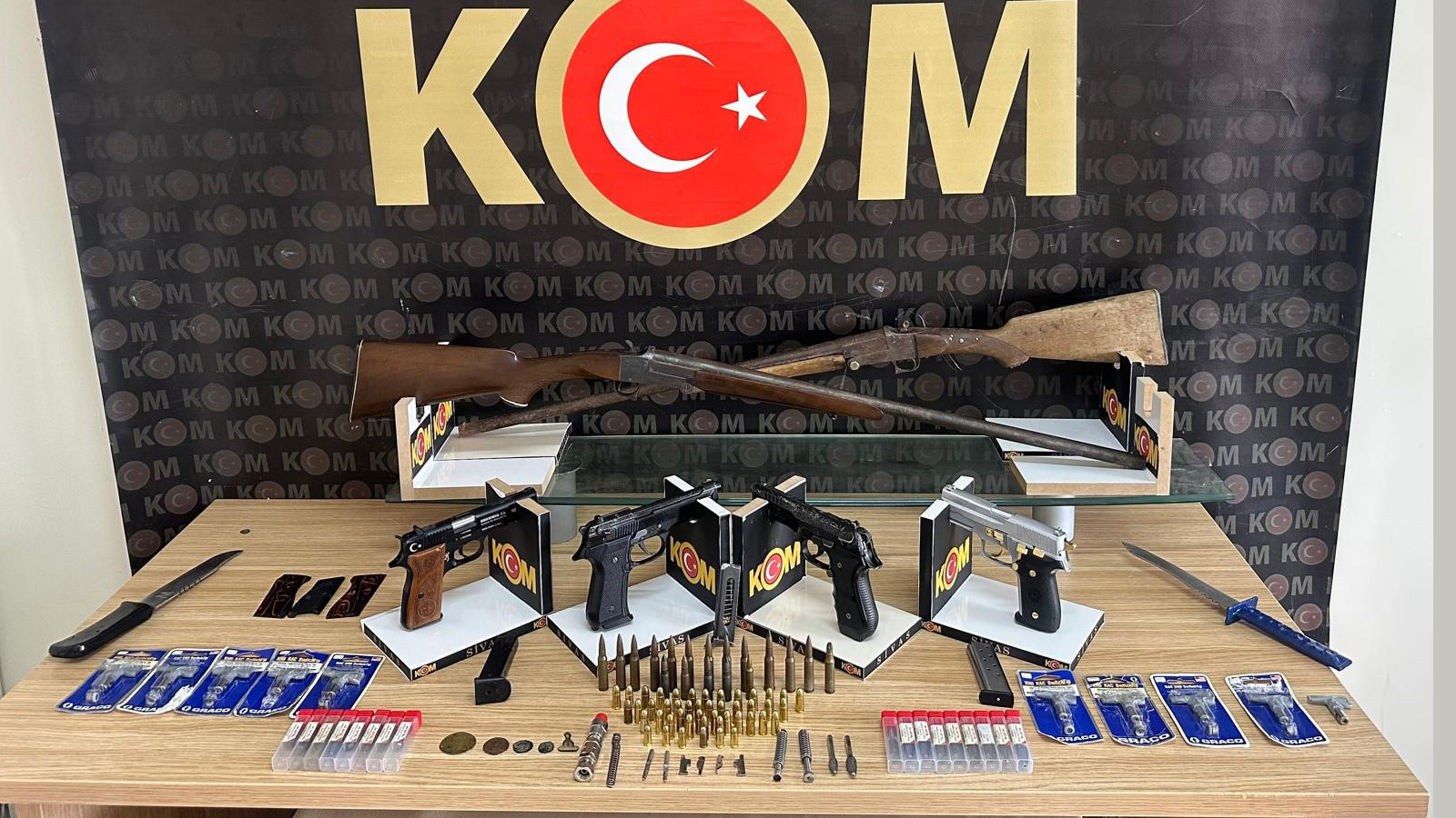 Sivas’ta Silah Kaçakçılığı Operasyonu: Çok Sayıda Ruhsatsız Silah ve Tarihi Eser Ele Geçirildi