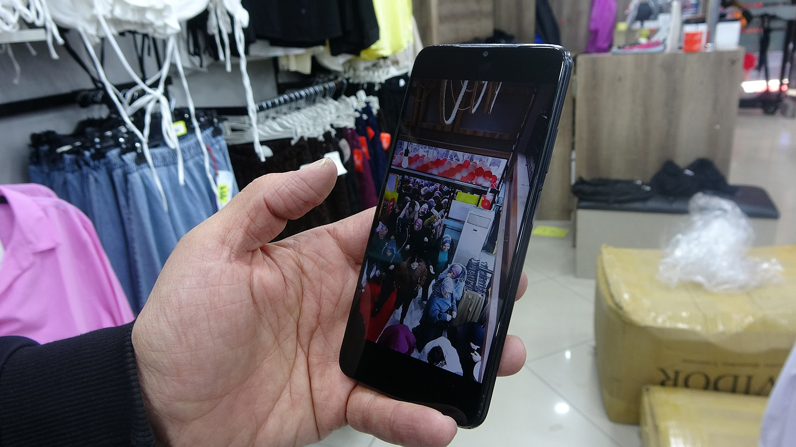 Sivas’ta İndirimli Mağaza Açılışında İzdiham: Kapılar Açılınca Vatandaşlar Birbirini Ezercesine İçeri Girdi