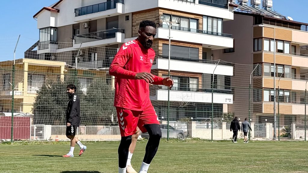 Sivasspor Hatayspor Deplasmanına Hazır: Yiğidolar Kritik Maç Öncesi Son Antrenmanı Tamamladı Sivasspor Hatayspor Deplasmanına Hazır: Yiğidolar Kritik Maç Öncesi Son Antrenmanı Tamamladı